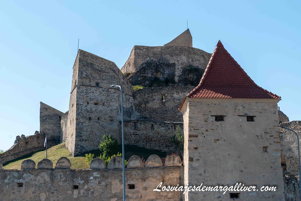 Entrada de la Rupea Citadel en Rumanía Entrada de la Rupea Citadel en Rumanía - Los viajes de Margalliver