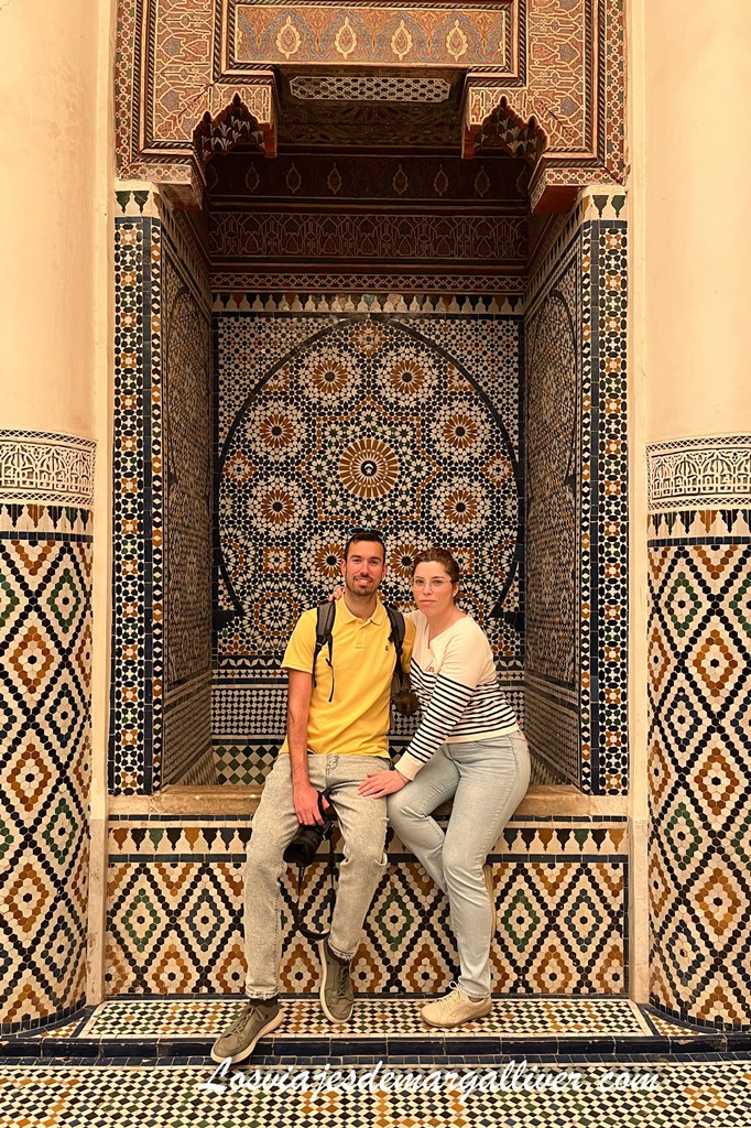 Equipo Margalliver junto a los azulejos del Museo de Marrakech Equipo Margalliver junto a los azulejos del Museo de Marrakech - Los viajes de Margalliver