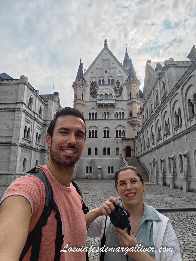Equipo Margalliver en el patio interior del castillo de Neuschwanstein en Alemania Equipo Margalliver en el patio interior del castillo de Neuschwanstein en Alemania - Los viajes de Margalliver