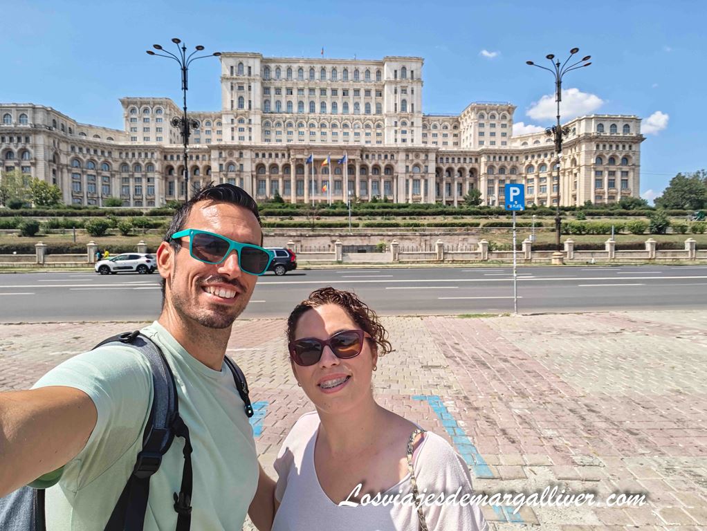 Equipo Margalliver junto al Palacio del Parlamento Rumano en Bucarest Equipo Margalliver junto al Palacio del Parlamento Rumano en Bucarest - Los viajes de Margalliver