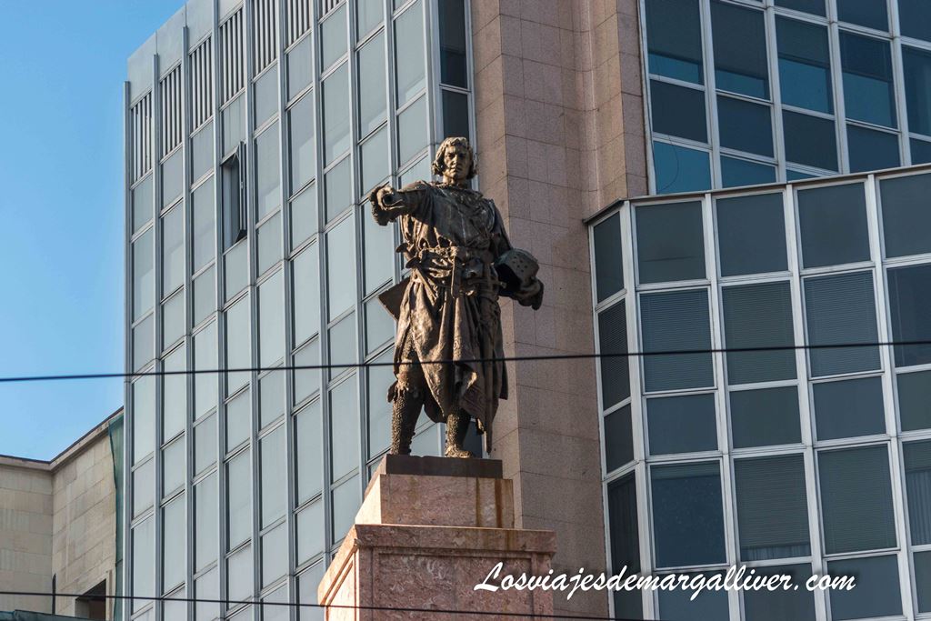 Escultura de Diego Lopez de Haro, el mal llamado fundador de Bilbao Escultura de Diego Lopez de Haro, el mal llamado fundador de Bilbao - Los viajes de Margalliver