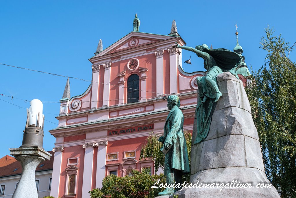 Estatua del Poeta Franc Prešeren con la iglesia franciscana de la anunciación al fondo en la plaza Preseren de Ljubljana Estatua del Poeta Franc Prešeren con la iglesia franciscana de la anunciación al fondo en la plaza Preseren de Ljubljana - Los viajes de Margalliver