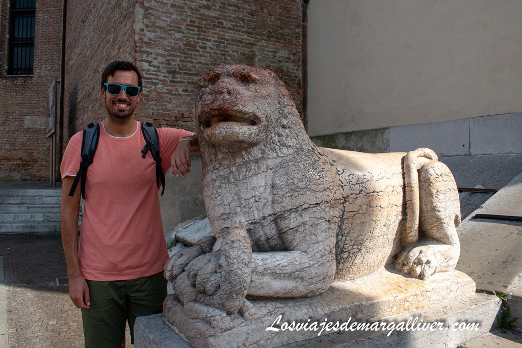 Kike junto a una estatua en la puerta del Baptisterio de San Juan en Treviso Kike junto a una estatua en la puerta del Baptisterio de San Juan en Treviso - Los viajes de Margalliver
