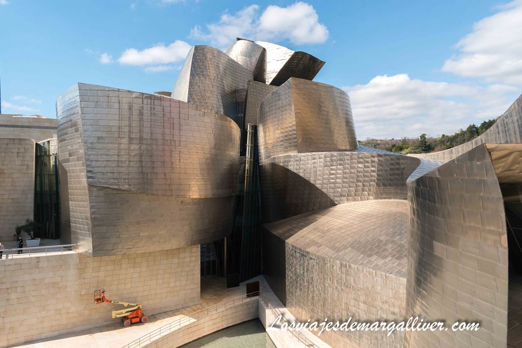 Fachada del Museo Guggenheim en Bilbao Fachada del Museo Guggenheim en Bilbao - Los viajes de Margalliver