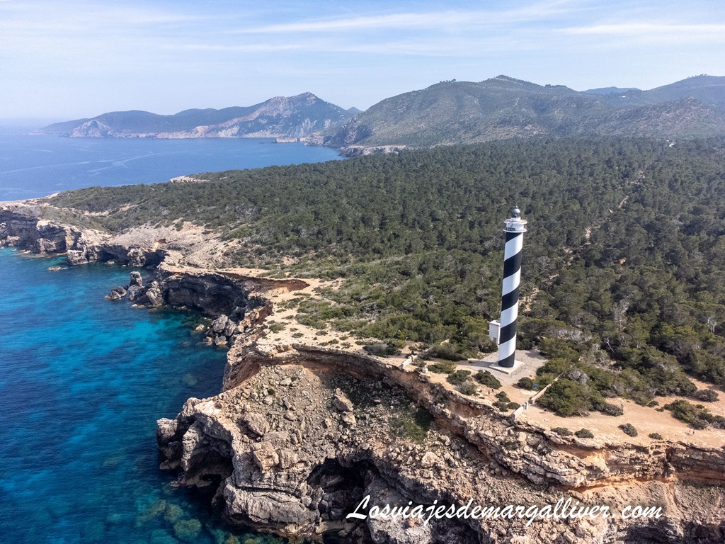 Faro Sa Pinta Des Moscarter a vista de dron en Ibiza Faro Sa Pinta Des Moscarter a vista de dron en Ibiza - Los viajes de Margalliver