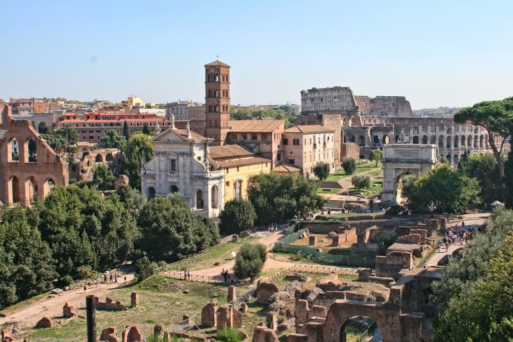 Foro Romano con el Coliseo al fondo en Roma Foro Romano con el Coliseo al fondo en Roma - Los viajes de Margalliver