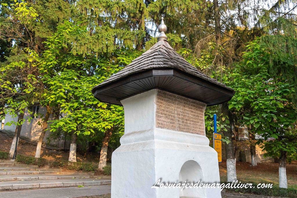 La fuente del Maestro Manole y su leyenda en Curtea de Arges La fuente del Maestro Manole y su leyenda en Curtea de Arges - Los viajes de Margalliver
