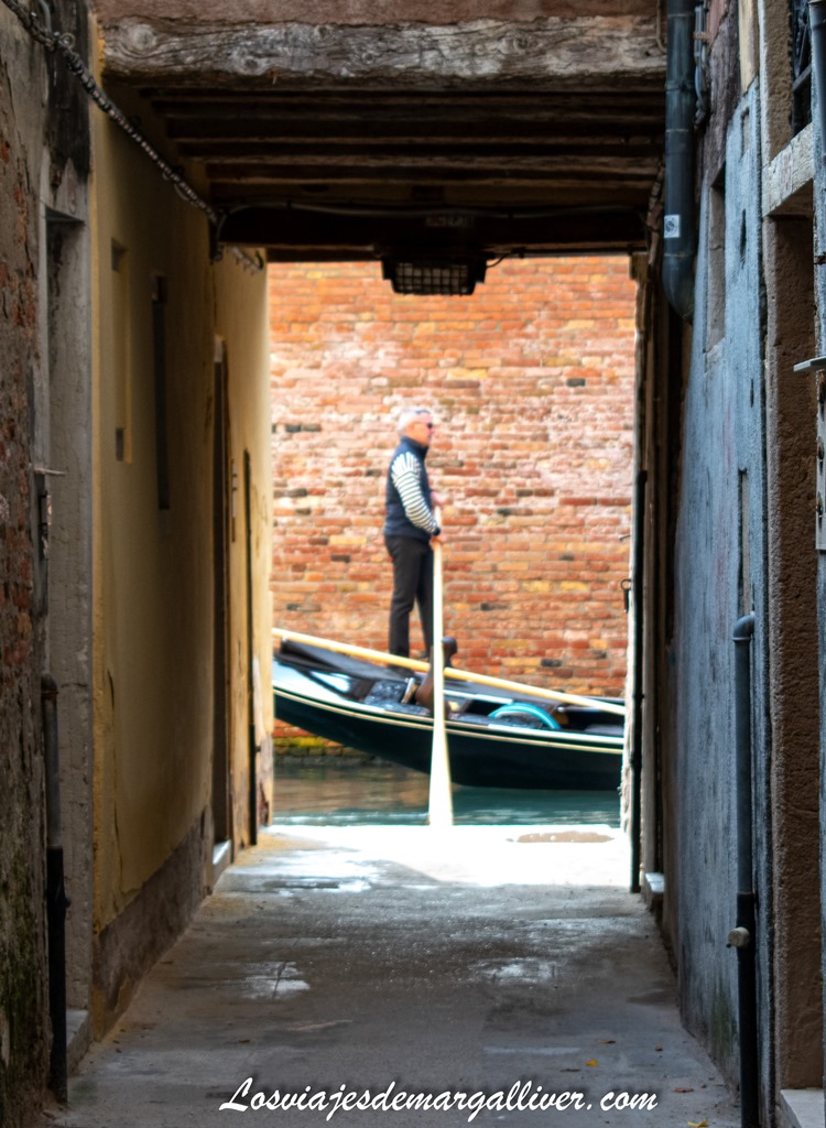 Detalle de un gondolero a su paso por un pequeño callejón en Venecia Detalle de un gondolero a su paso por un pequeño callejón en Venecia - Los viajes de Margalliver