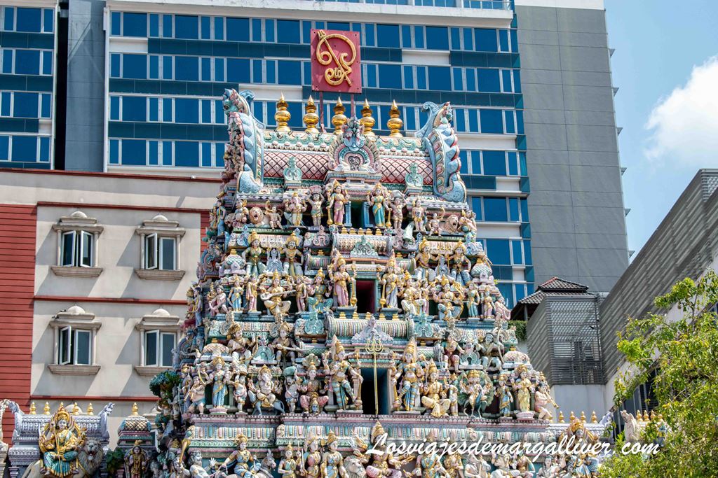 Detalle del gopuram del templo Sri Veeramakaliamman en el barrio Little India de Singapur Detalle del gopuram del templo Sri Veeramakaliamman en el barrio Little India de Singapur - Los viajes de Margalliver