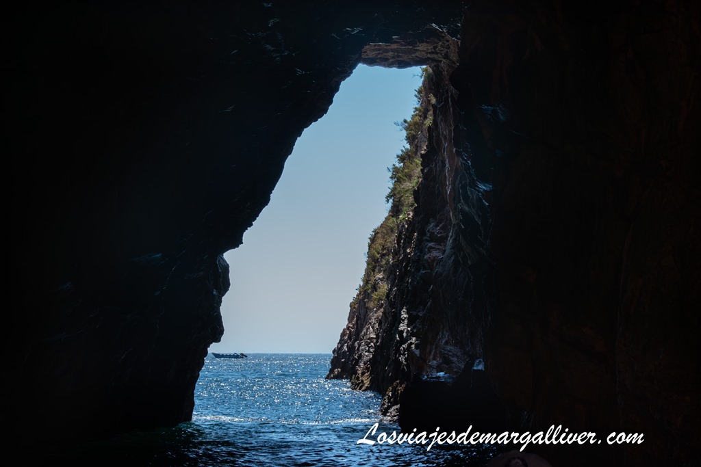 Gruta del Furado Grande, tunel natural que atraviesa Berlenga Grande de un lado a otro Gruta del Furado Grande, tunel natural que atraviesa Berlenga Grande de un lado a otro - Los viajes de Margalliver