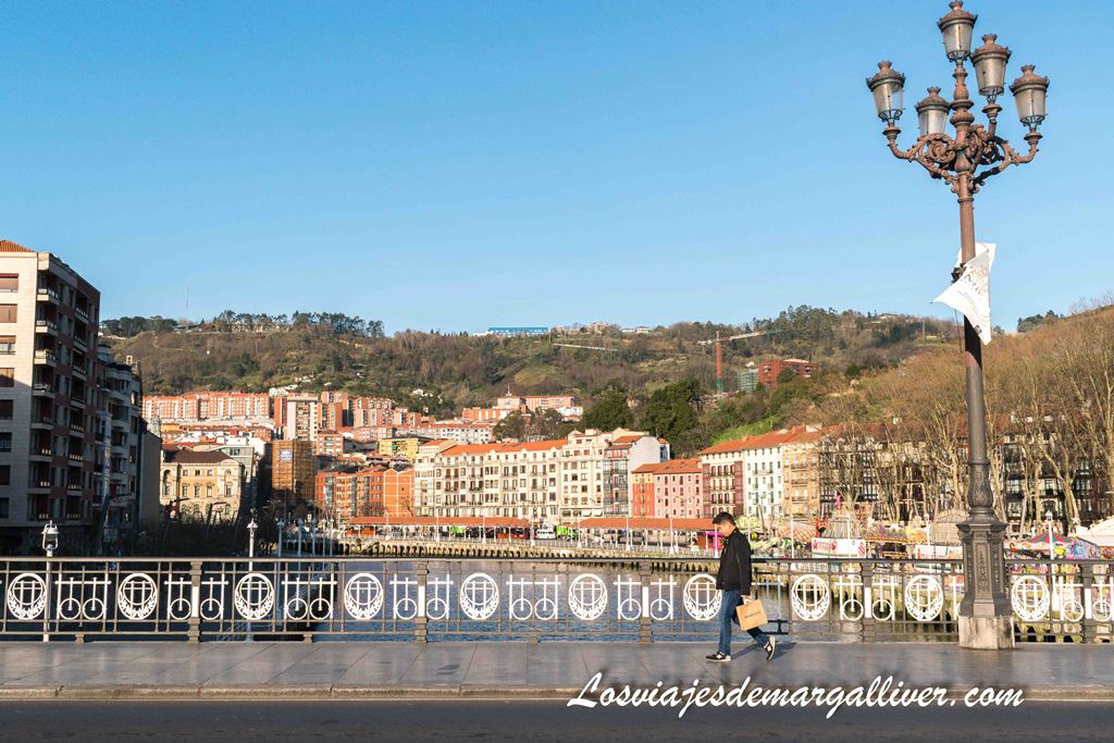 Hombre paseando por la Ría de Bilbao Hombre paseando por la Ría de Bilbao - Los viajes de Margalliver