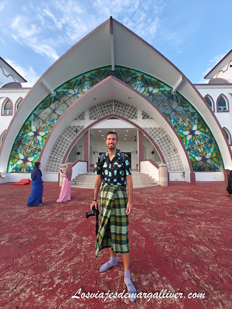 Kike con las piernas tapadas para poder entrar en la mezquita Selat Melaka Kike con las piernas tapadas para poder entrar en la mezquita Selat Melaka - Los viajes de Margalliver