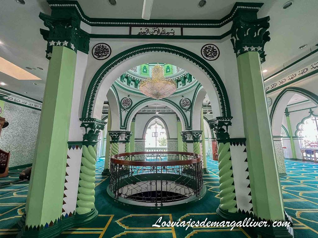 Interior de la Mezquita Abdul Gaffoor en Little India en Singapur Interior de la Mezquita Abdul Gaffoor en Little India en Singapur - Los viajes de Margalliver
