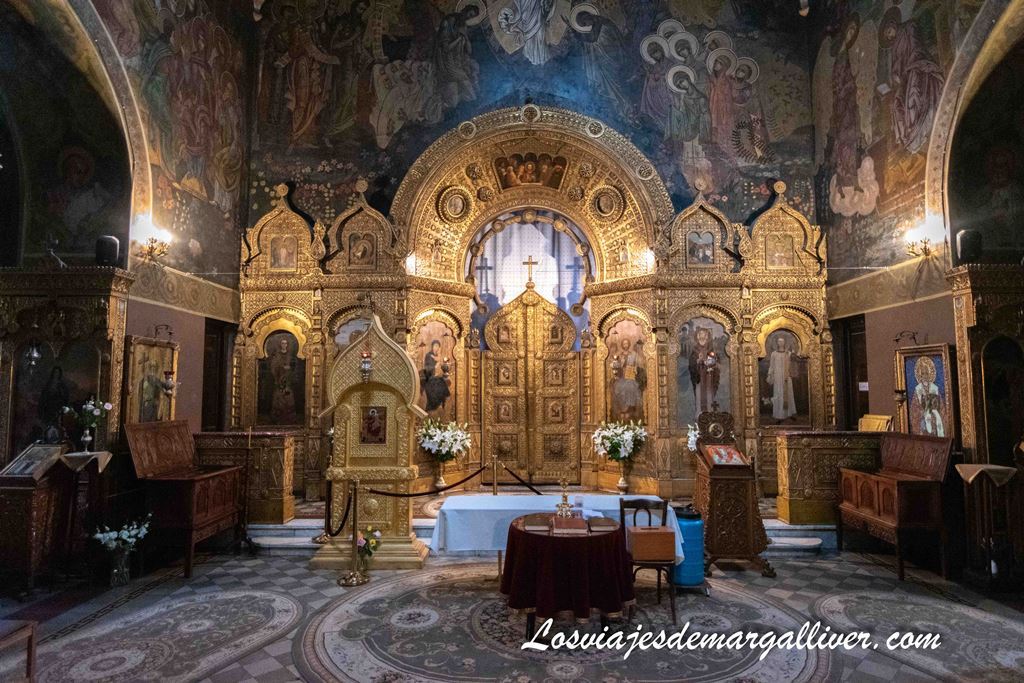 Interior de la iglesia de Saint Nicholas en Bucarest Interior de la iglesia de Saint Nicholas en Bucarest - Los viajes de Margalliver