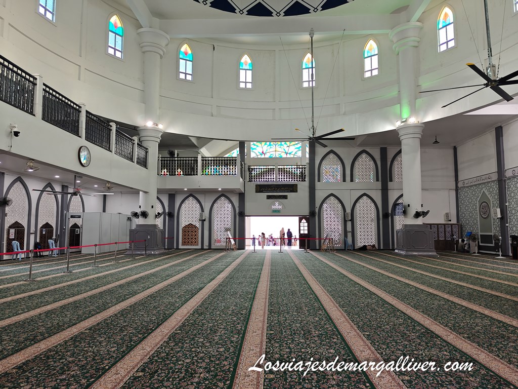 Interior de la mezquita Selat Melaka en MalasiaInterior de la mezquita Selat MeInterior de la mezquita Selat Melaka en Malasialaka en Malasia Interior de la mezquita Selat Melaka en Malasia - Los viajes de Margalliver