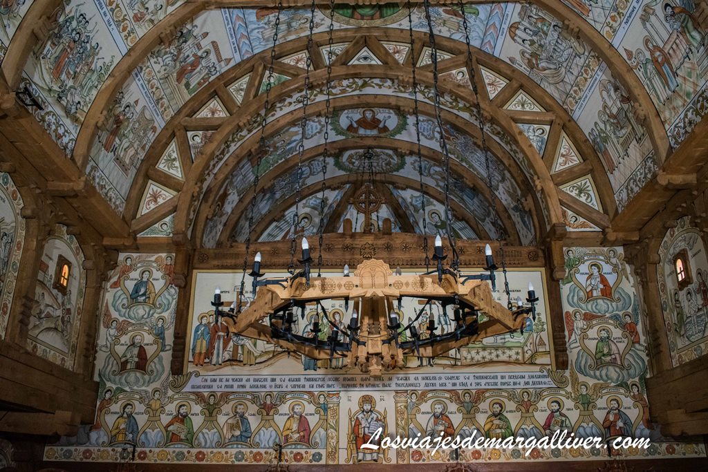 Interior de la iglesia del Monasterio de Bârsana en Maramures - Los viajes de Margalliver