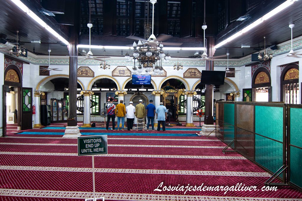 Interior de la mezquita Kampung Kling, en Malaca Interior de la mezquita Kampung Kling, en Malaca - Los viajes de Margalliver