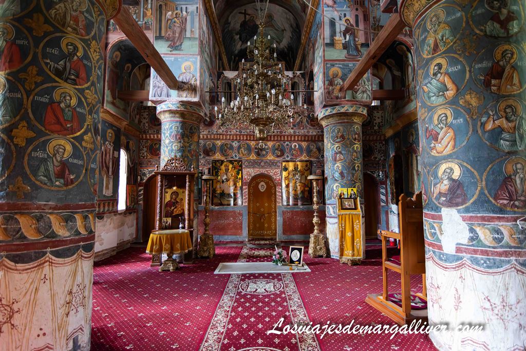 "Supuesta" tumba de Vlad Tepes en el monasterio de Snagov, Rumanía "Supuesta" tumba de Vlad Tepes en el monasterio de Snagov, Rumanía - Los viajes de Margalliver