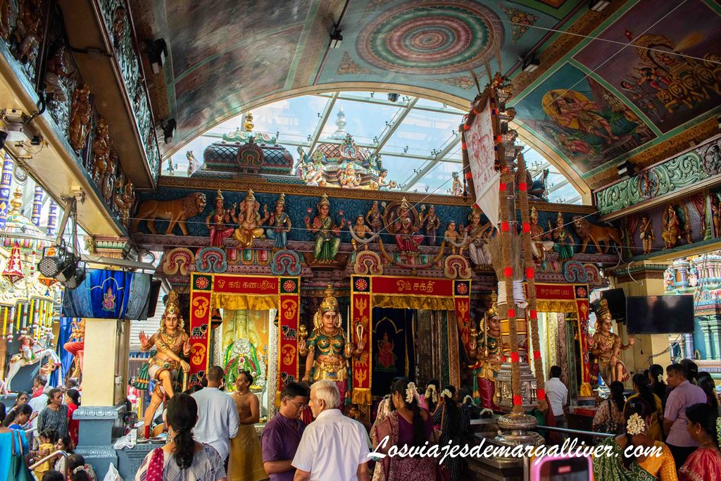 Ofrendas realizadas en el templo Sri Vadapathira Kaliamman en el barrio Little India de Singapur Interior del templo Sri Vadapathira Kaliamman en el barrio Little India de Singapur - Los viajes de Margalliver