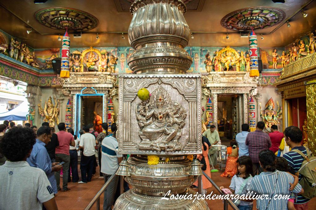 Detalle del interior del templo hinduista Sri Veeramakaliamman en el barrio Little India de Singapur Detalle del interior del templo hinduista Sri Veeramakaliamman en el barrio Little India de Singapur - Los viajes de Margalliver