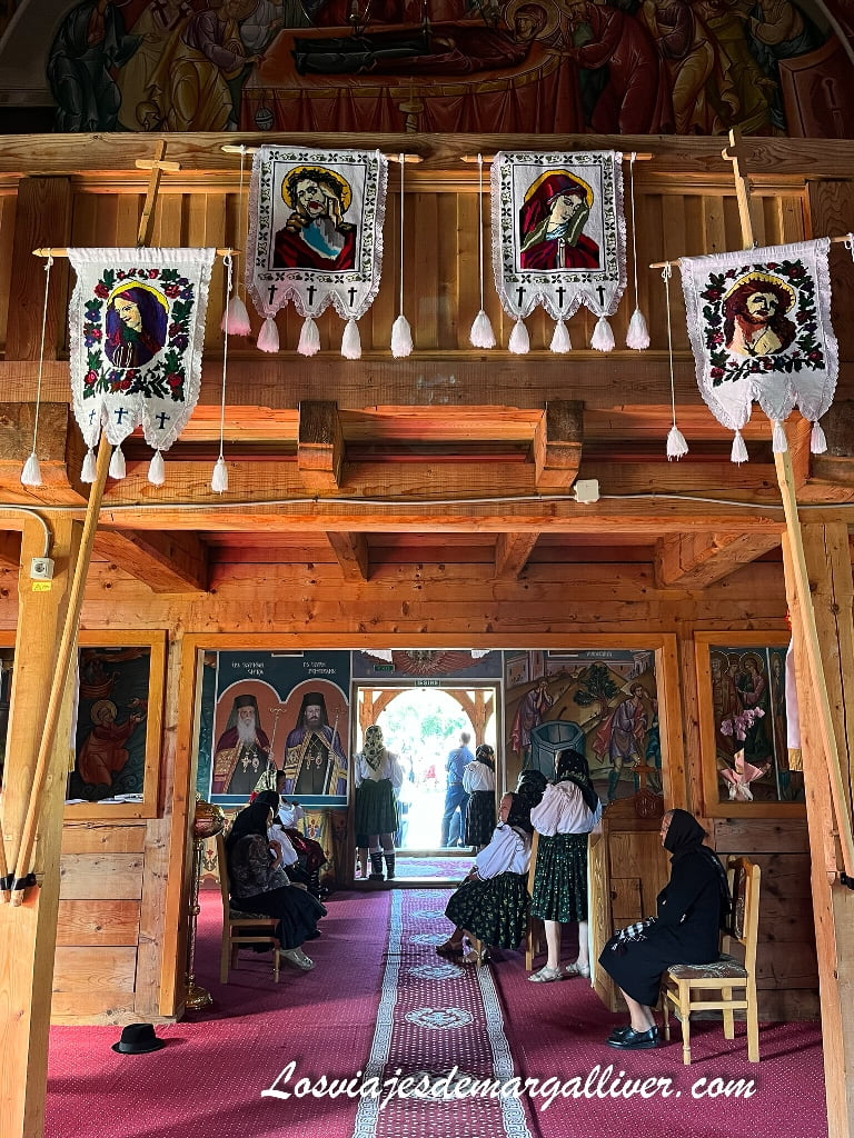 Interior en misa de la Biserica de Lemn Sfantul Dumitru en Maramures Interior en misa de la Biserica de Lemn Sfantul Dumitru en Maramures - Los viajes de Margalliver