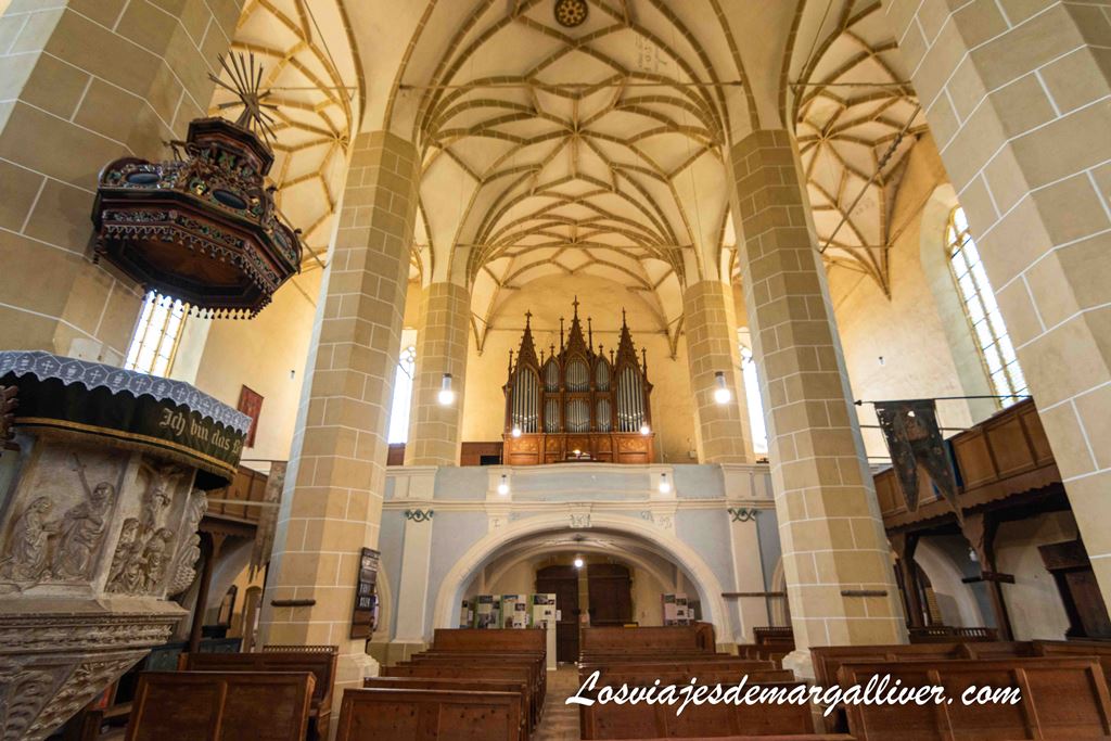 Interior de la iglesia fortificada de Biertan en Rumanía Interior de la iglesia fortificada de Biertan en Rumanía - Los viajes de Margalliver