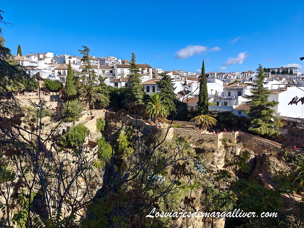Jardines de Cuenca, vistos desde la Casa del Moro en Ronda Jardines de Cuenca, vistos desde la Casa del Moro en Ronda - Los viajes de Margalliver
