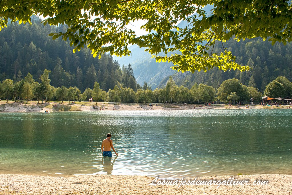 Kike dándose un baño en las aguas gélidas del Lago Jasna en Eslovenia Kike dándose un baño en las aguas gélidas del Lago Jasna en Eslovenia - Los viajes de Margalliver