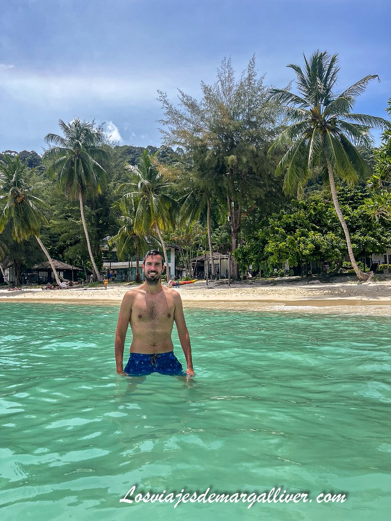 Kike banandose en las Islas Perhentian, Malasia Kike banandose en las Islas Perhentian, Malasia - Los viajes de Margalliver
