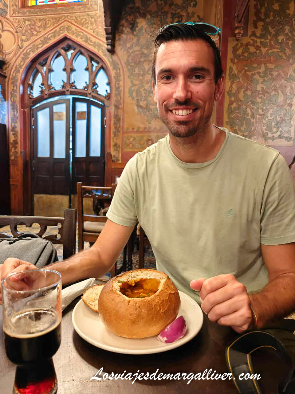 Kike en el restaurante Caru' cu bere en Bucarest Kike en el restaurante Caru' cu bere en Bucarest - Los viajes de Margalliver