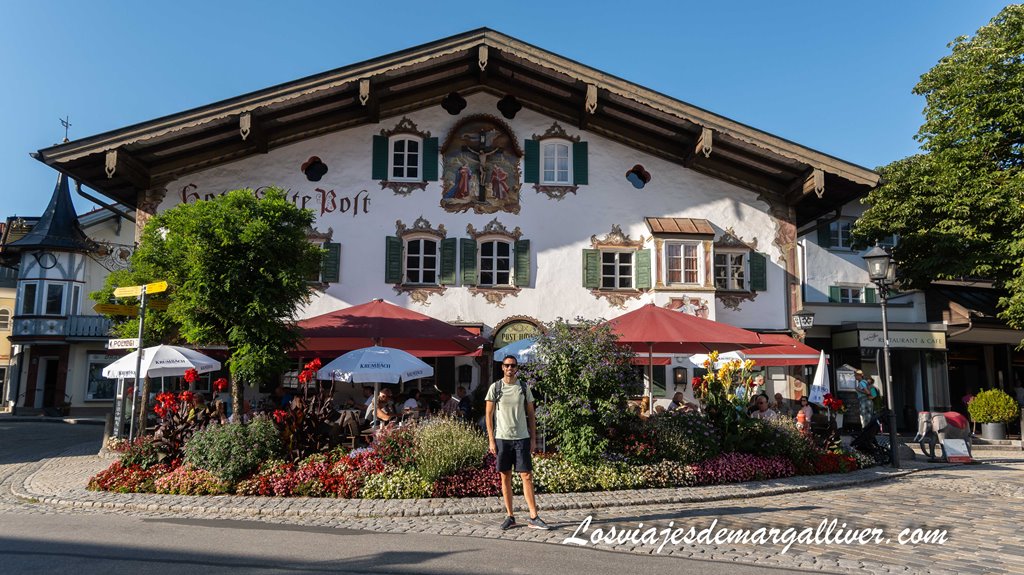 Kike con una de las famosas casas pintadas de Oberammergau Kike con una de las famosas casas pintadas de Oberammergau - Los viajes de Margalliver