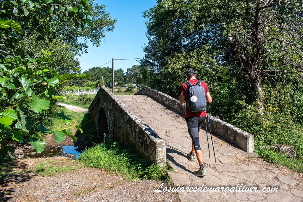 Kike atravesando un puente en el Camino de Santiago Kike atravesando un puente en el Camino de Santiago - los viajes de Margalliver
