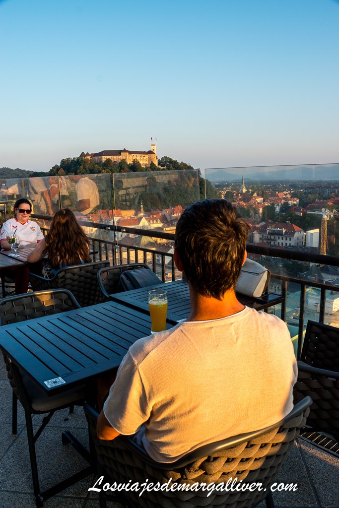 Kike disfrutando de una buena cerveza eslovena mientras admira las vistas del castillo de Ljubljana Kike disfrutando de una buena cerveza eslovena mientras admira las vistas del castillo de Ljubljana - Los viajes de Margalliver