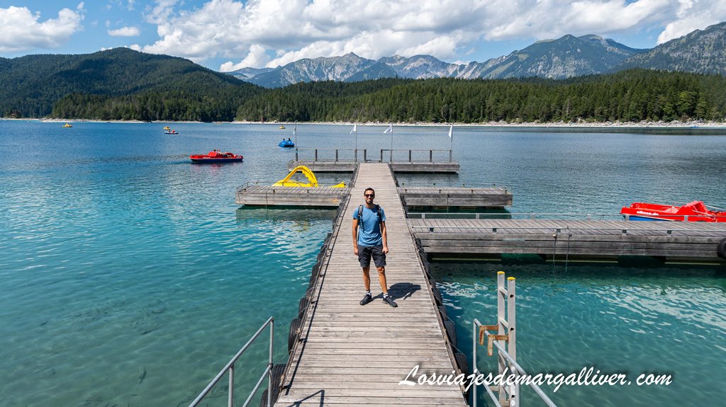 Kike despues de nuestro paseo en barca por el lago Eibsee en Alemania Kike despues de nuestro paseo en barca por el lago Eibsee en Alemania - Los viajes de Margalliver