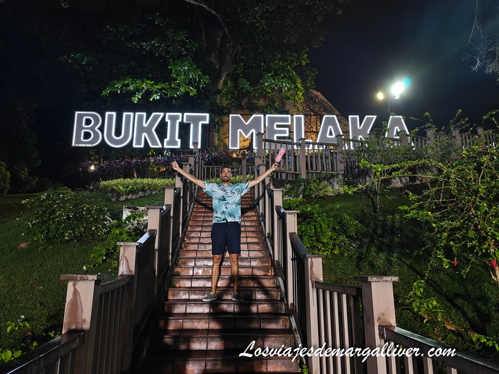 Kike en el cartel de Bukit Melaka en Malasia Kike en el cartel de Bukit Melaka en Malasia - Los viajes de Margalliver