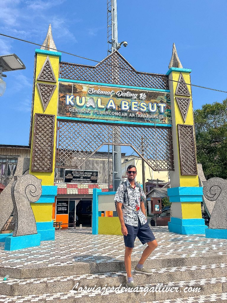Kike en Kuala Besut, lugar de partida para llegar a las Islas Perhentian Kike en Kuala Besut, lugar de partida para llegar a las Islas Perhentian - Los viajes de Margalliver