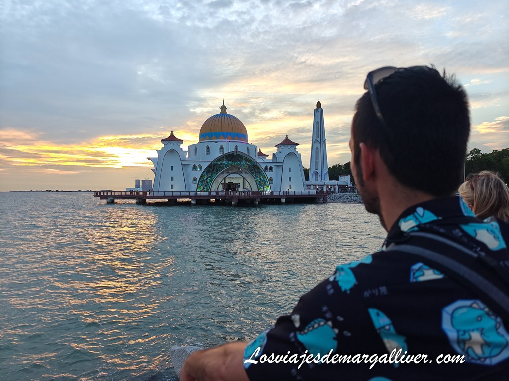 Kike mirando la mezquita Selat Melaka al atardecer Kike mirando la mezquita Selat Melaka al atardecer - Los viajes de Margalliver