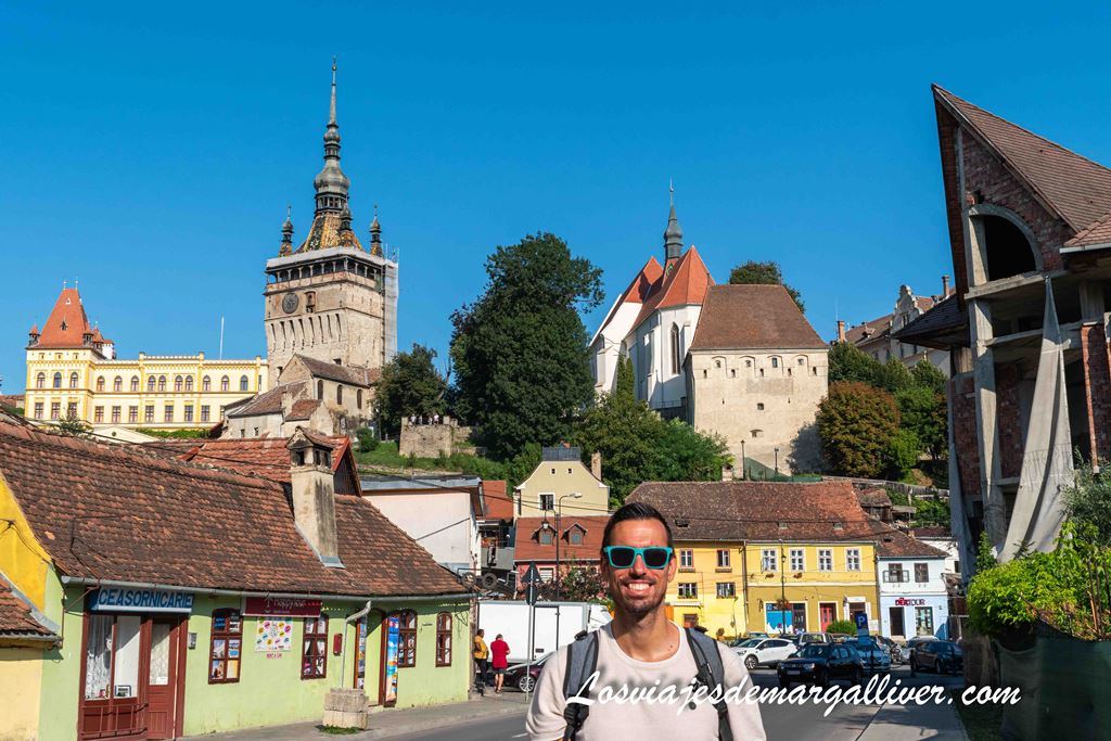 Kike con Sighisoara a su espalda en nuestra ruta en coche por Rumanía Kike con Sighisoara a su espalda en nuestra ruta en coche por Rumanía - Los viajes de Margalliver