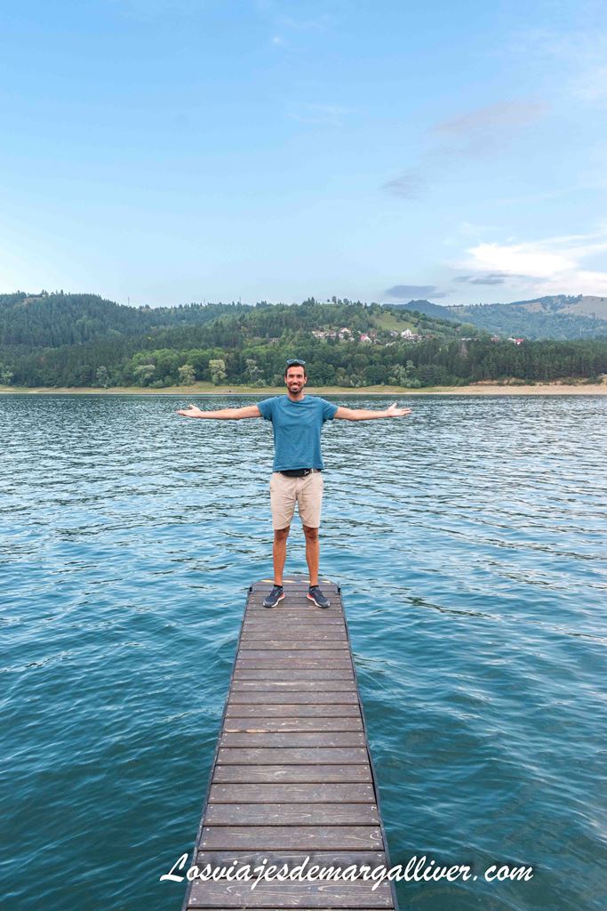 Kike en el lago Bicaz en Rumanía Kike en el lago Bicaz en Rumanía - Los viajes de Margalliver