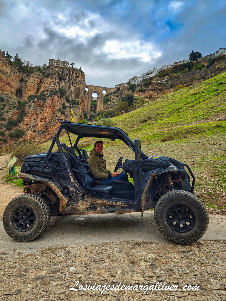 Kike en su buggy con el puente nuevo de Ronda al fondo Kike en su buggy con el puente nuevo de Ronda al fondo - Los viajes de Margalliver