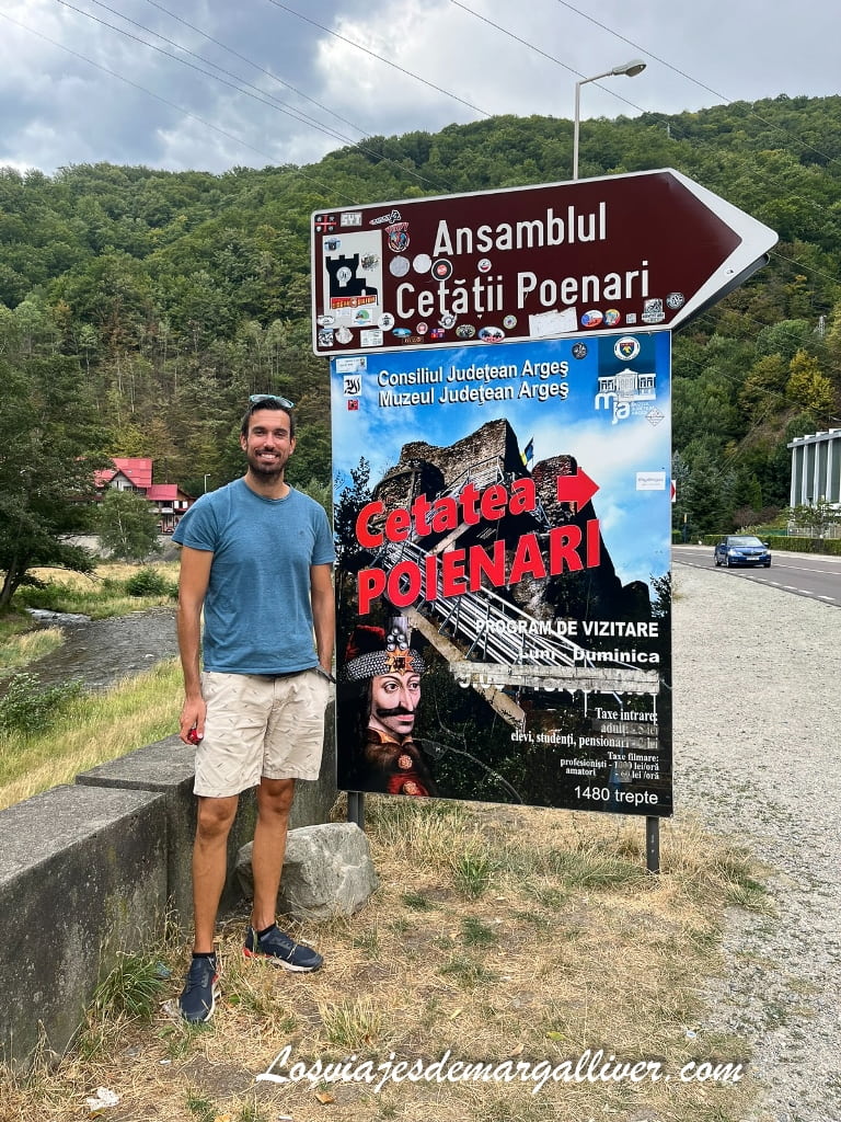 Kike junto al cartel del Castillo de Poenari, mejor lugar para ver el castillo - Los viajes de Margalliver