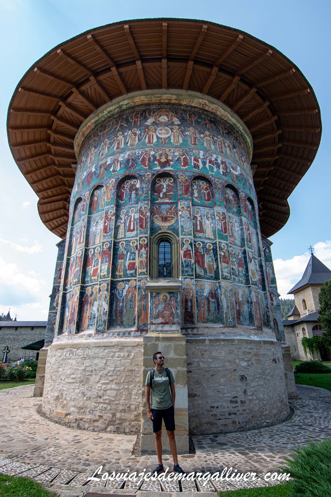 Kike en el Monasterio de Sucevita, en la región de Bucovina, Rumanía Kike en el Monasterio de Sucevita, en la región de Bucovina, Rumanía - Los viajes de Margalliver