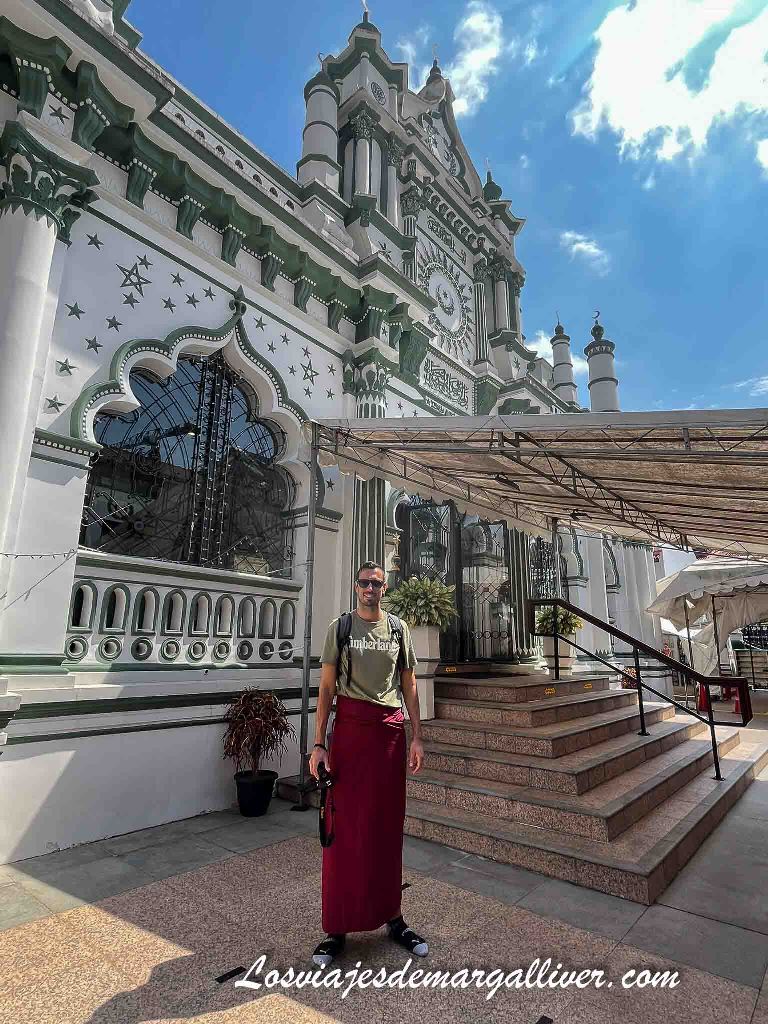 Kike junto a la Mezquita Abdul Gaffoor en Little India en Singapur Kike junto a la Mezquita Abdul Gaffoor en Little India en Singapur - Los viajes de Margalliver