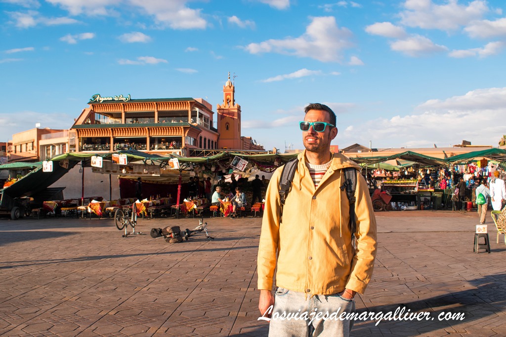 Kike en la plaza de Jemma el-Fna, la más importante de Marrakech Kike en la plaza de Jemma el-Fna, la más importante de Marrakech - Los viajes de Margalliver
