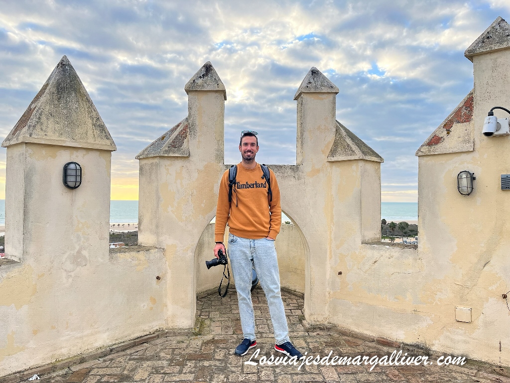 Kike en el mirado de la Torre de Guzmán en Conil de la Frontera Kike en el mirado de la Torre de Guzmán en Conil de la Frontera - Los viajes de Margalliver