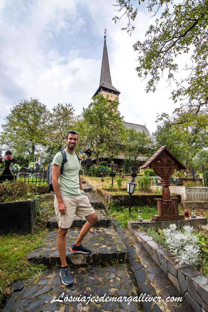Kike en la iglesia Desești en Maramures Kike en la iglesia Desești en Maramures - Los viajes de Margalliver