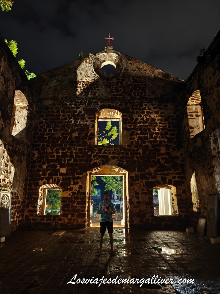 Kike en la iglesia de St Paul de noche en Malaca Kike en la iglesia de St Paul de noche en Malaca - Los viajes de Margalliver