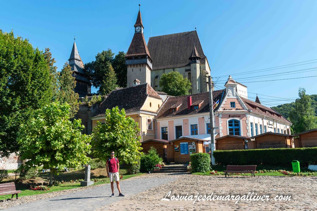Kike con la Iglesia fortificada de Biertan, una de las más espectaculares de Rumanía Kike con la Iglesia fortificada de Biertan, una de las más espectaculares de Rumanía - Los viajes de Margalliver