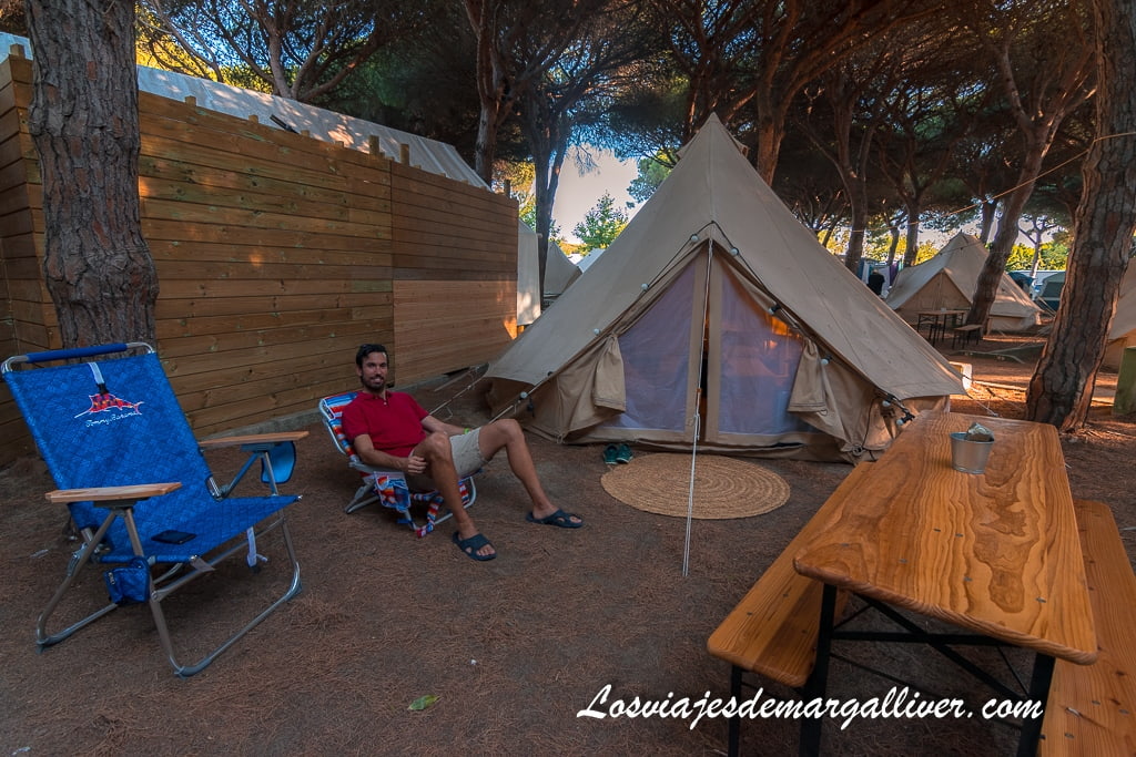 Kike junto a la parcela y la tienda Bell XL de Kampaoh en el Camping de Tarifa Kike junto a la parcela y la tienda Bell XL de Kampaoh en el Camping de Tarifa - Los viajes de Margalliver