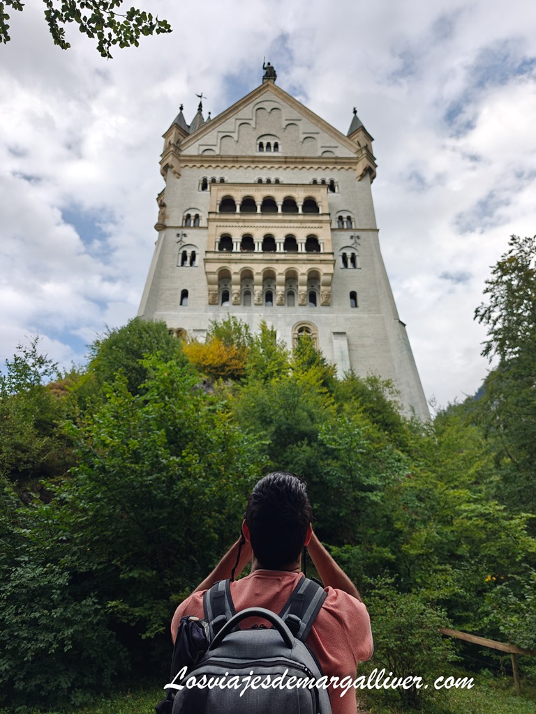 Kike fotografiando el Balcón del castillo de Neuschwanstein en Alemania Kike fotografiando el Balcón del castillo de Neuschwanstein en Alemania - Los viajes de Margalliver